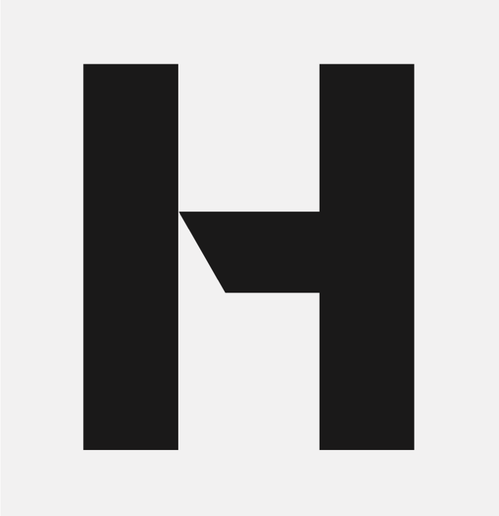 Detail of the letter H in Etihad Altis font